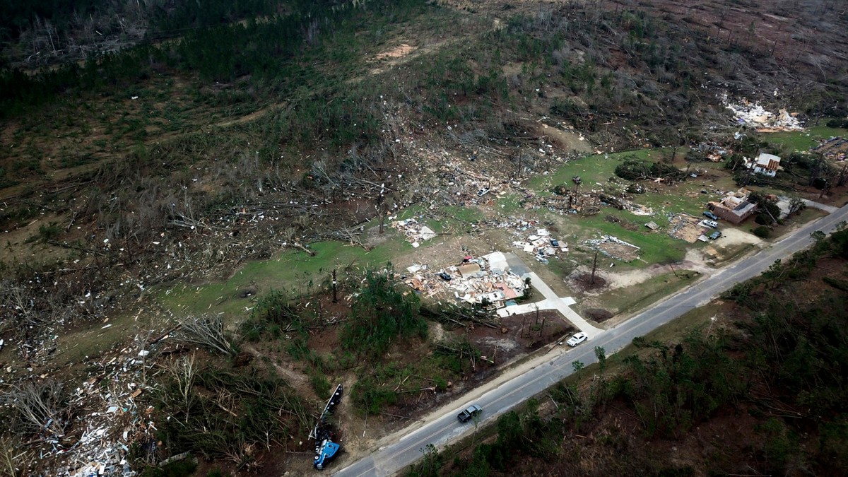 Последствия смертоносного торнадо в штате Алабама катастрофы