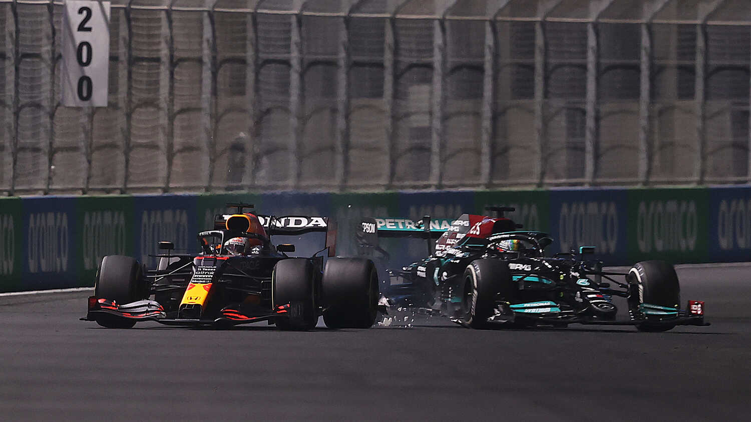 Судьба чемпионата Формула-1 решилась на последнем круге