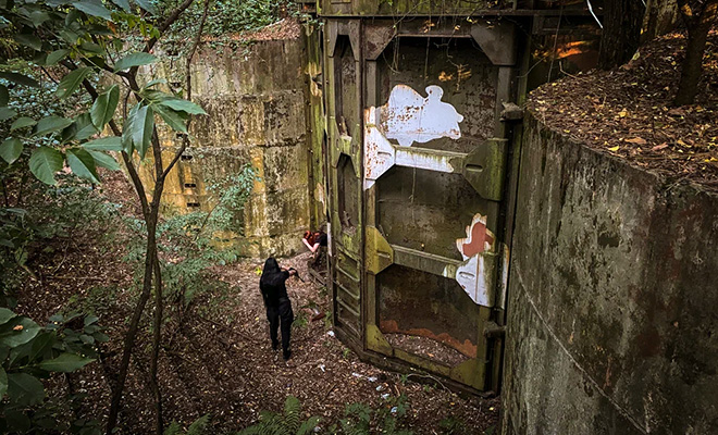 Закопанный ангар с огромными воротами в лесу. Смотрим, что прятали за 7 метровыми створками: фото Культура