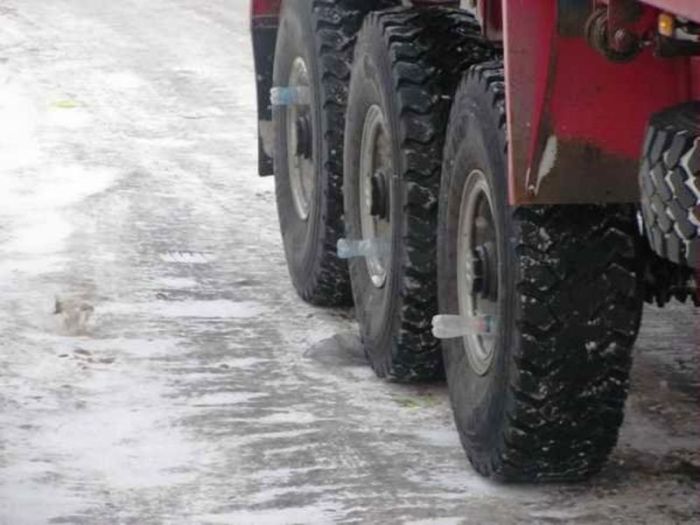 Бутылка на колесе фуры: лайфхак дальнобойщиков Бутылка на колесе фуры: лайфхак дальнобойщиков
