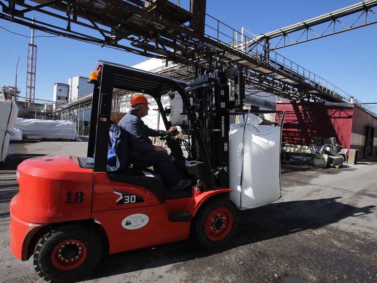    Сотрудник на территории завода ООО "Алмаз Удобрения" по производству водорастворимых и гранулированных удобрений © РИА Новости / Денис Абрамов