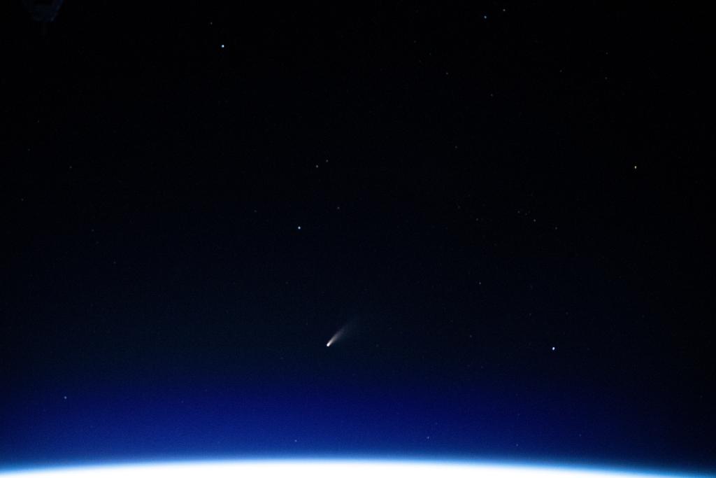 Ракета или астероид? Неопознанный объект с горящим шлейфом увидели в небе Хабаровска