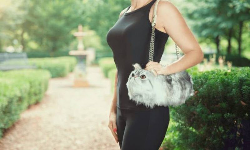 Жена возвращается домой с работы, заходит на кухню