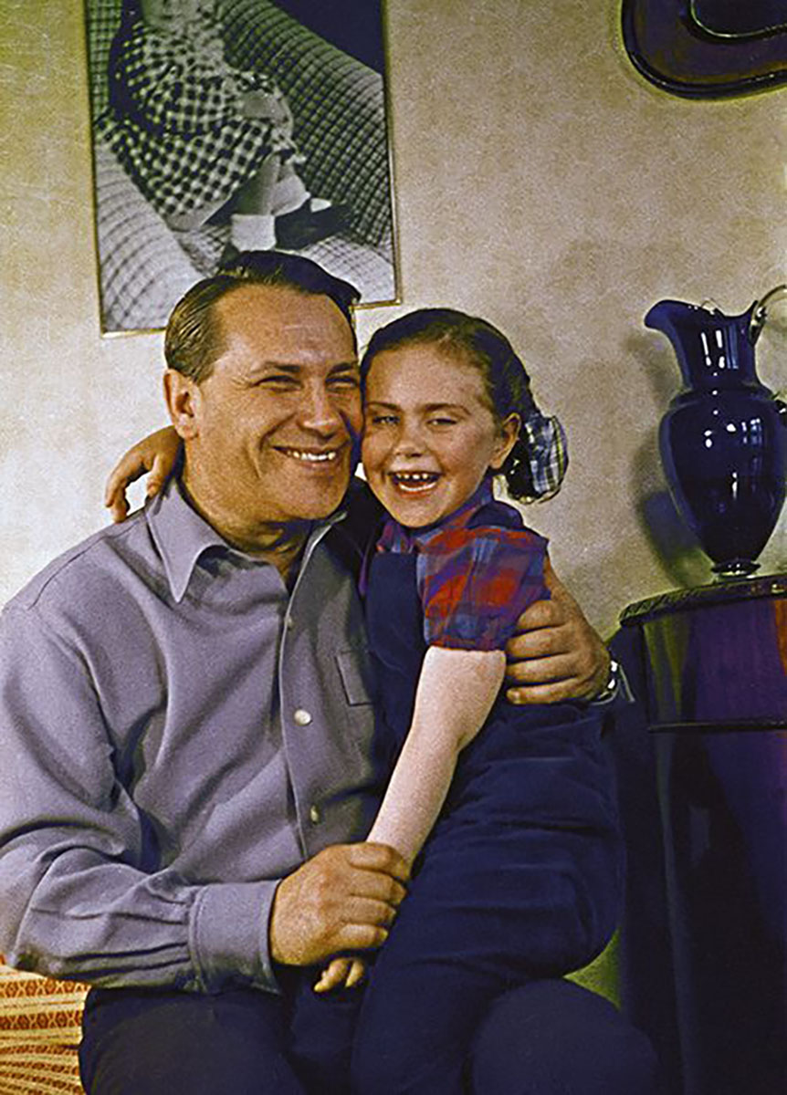 Актер Марк Бенес с дочерью. Фото Михаила Трахмана,  1957-1958 годы 