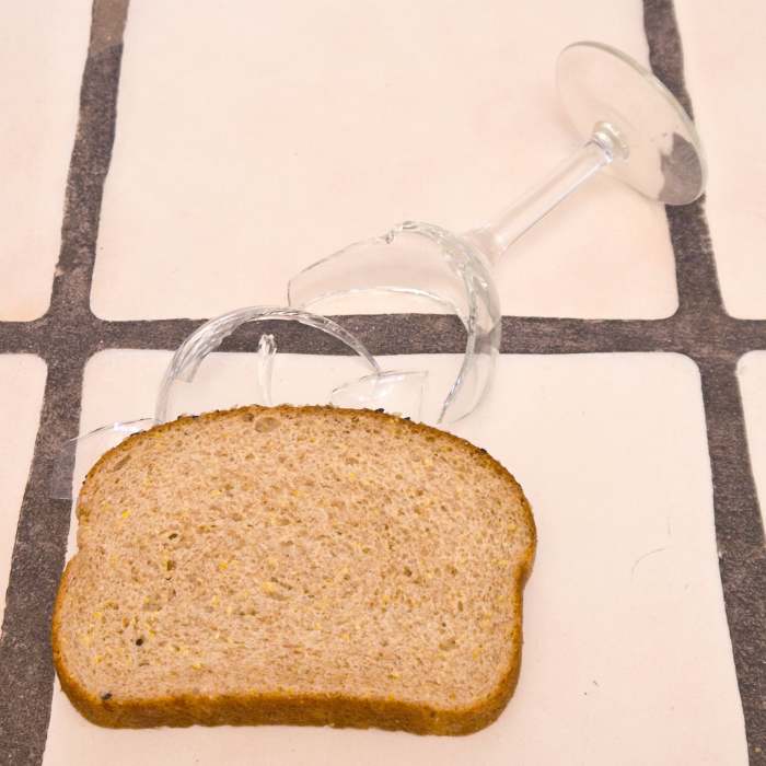 Ломтик хлеба не зря имеет губчатую поверхность — она пригодится для уборки. /Фото: media1.popsugar-assets.com