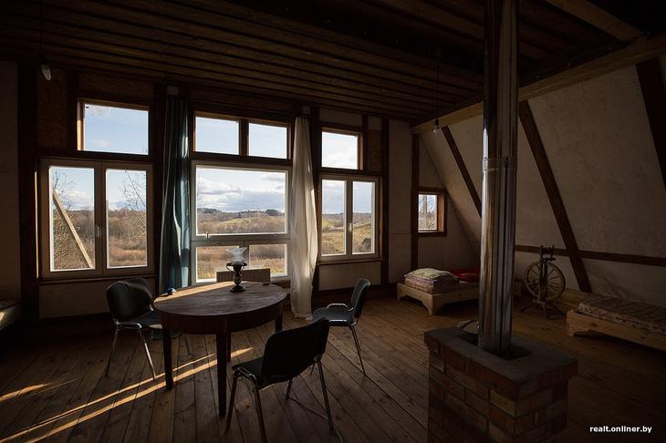 «Вложил сюда все свои сбережения». Как один человек возрождает деревню на Голубых озерах 