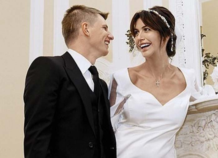 Аршавин выставляет на улицу бывшую жену с дочерью, требуя освободить квартиру Аршавин выставляет на улицу бывшую жену с дочерью, требуя освободить квартиру