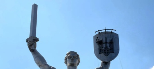 Трезуб, приваренный на памятник Родине-матери вместо герба СССР, покрылся ржавчиной
