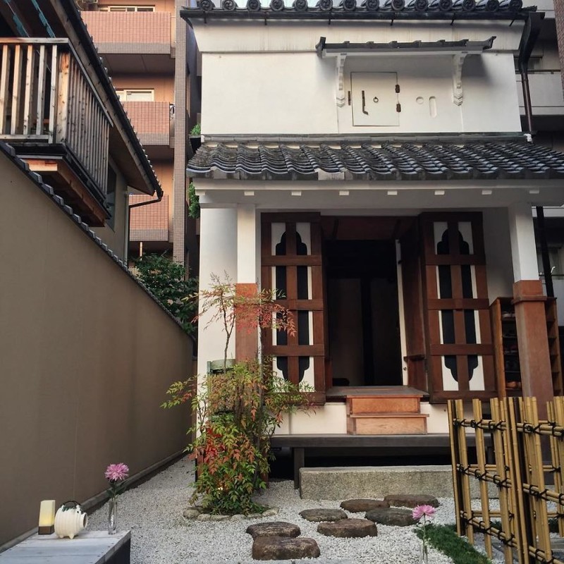 Маленький магазинчик одежды в традиционном доме архитектура, дома, здания, киото, маленькие здания, местный колорит, фото, япония