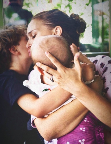 Сама нежность: Натали Портман поделилась редким снимком с детьми Сама нежность: Натали Портман поделилась редким снимком с детьми Дети,Дети знаменитостей