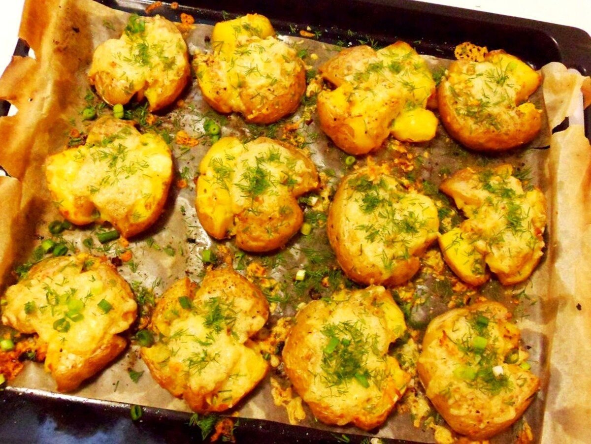 "Мятая" картошка с сыром и зеленью в духовке: просто и вкусно