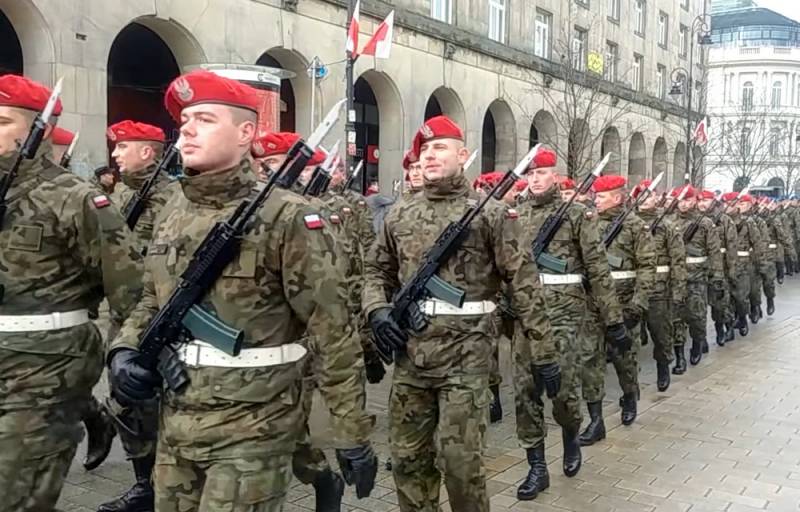 Украинцам не понравилась строевая песня польских солдат о «дороге на Львов» Новости