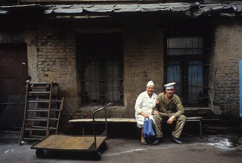 Сотрудники гостиницы "Центральная" на ее заднем дворе. Москва, ул. Горького, 1991 г. 90-е годы, 90-е годы. жизнь, СССР, жизнь в 90-е, ностальгия, старые снимки, фотографии россии, фоторепортаж