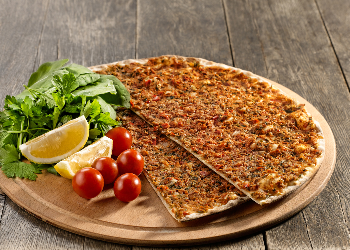 Ламаджо что это за блюдо. Турецкий Лахмаджун. Пиде Лахмаджун. Турецкая пицца Лахмаджун. Лахмаджун и ламаджо.