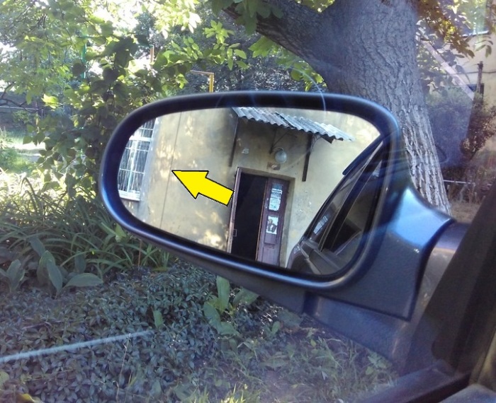 Для чего на автомобильном зеркале заднего вида нужна тонкая черная линия Для чего на автомобильном зеркале заднего вида нужна тонкая черная линия автомобиль