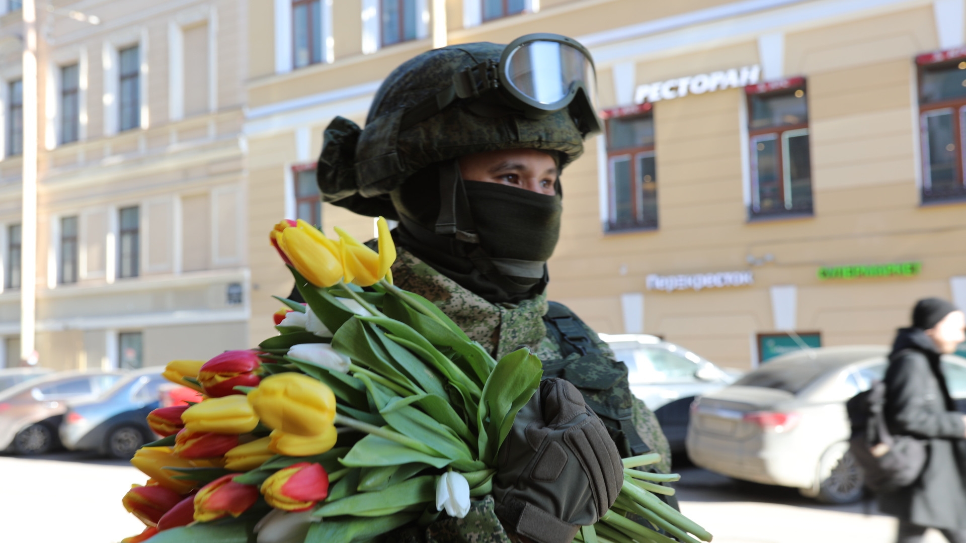 В преддверии международного женского дня 8. Спецназ дарит цветы. Спецназовец с цветами. Военный с букетом.