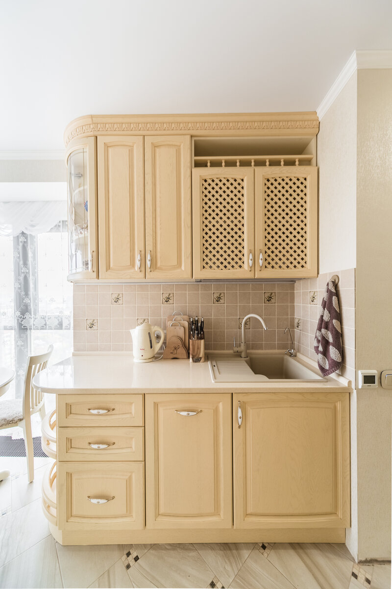 Во всем не стандарт: от конфигурации до цвета. Солнечная изысканная кухня с фасадом из массива дуба и шикарной столешницей идеи для дома,интерьер и дизайн,кухня