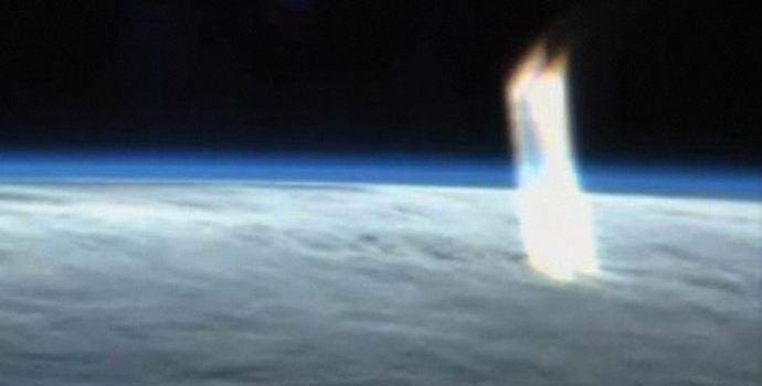 МКС запечатлела над Землей загадочный луч