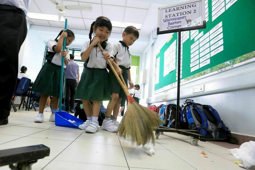 Дети проводят уборку школьных классов