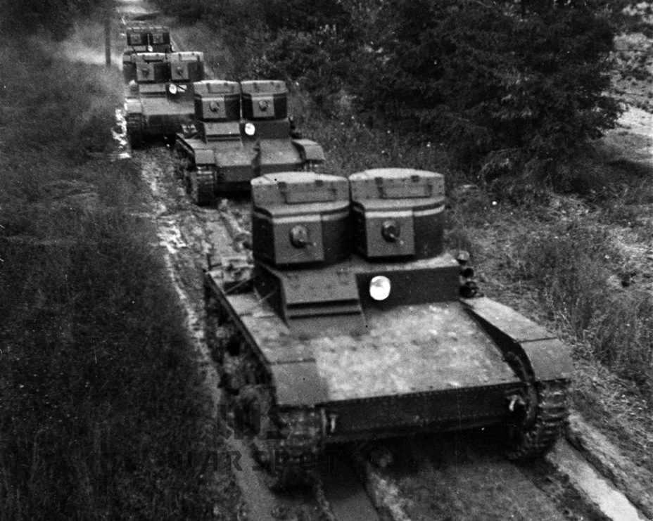 ​В итоге выбор был сделан в пользу организации производства Vickers Mk.E. Немного изменённый танк пустили в серию под обозначением Т-26. Ключевую роль в судьбе этой машины сыграл Гинзбург - Главный конструктор 30-х | Warspot.ru