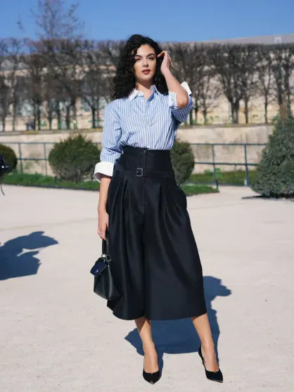 Неделя моды в Париже: Дева Кассель, Ксения Собчак, Шарлиз Терон, Ольга Карпуть и дочь Миллы Йовович на показе Dior Собчак, СобчакКсения, Карпуть, Шарлиз, Терон, Андерсон, Ольга, марта, КарпутьОльга, вуалью, кружевной, белыми, кюлотами, блузкой, 43летняя, головной, сочетала, 44летняя, ногах, фактурным