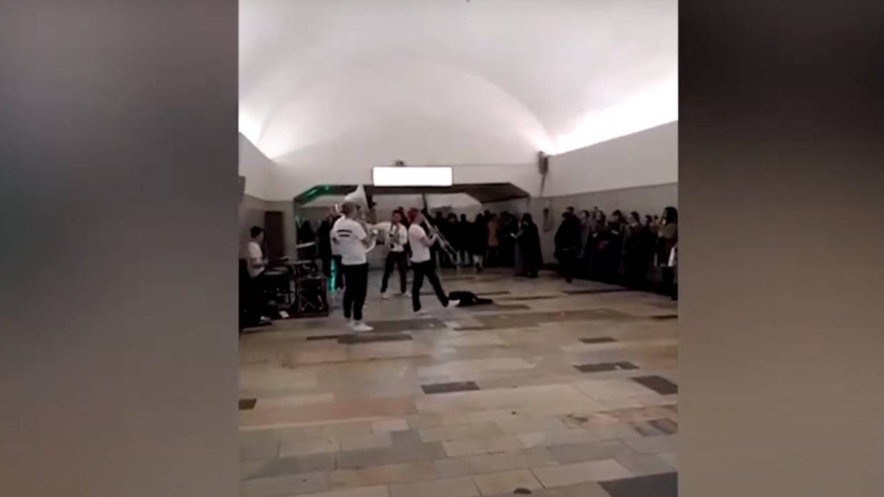Крымские музыканты удивили пассажиров московского метро живой музыкой Общество