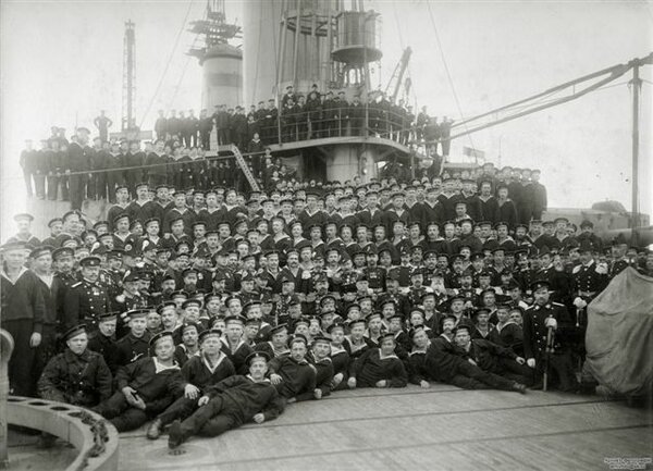  Источник фото: https://yandex.ru/images/search? Все моряки воедино встали на сторону гражданских в Кронштадте.