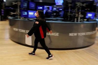 Traders work on the floor of the New York Stock Exchange (NYSE) in New York City, U.S., January 26, 2022. REUTERS/Brendan McDermid
