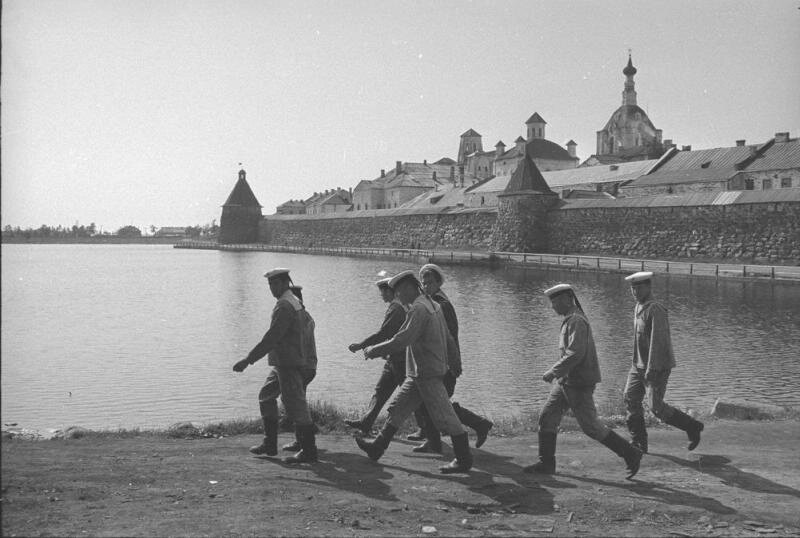 Моряки на берегу Соловецкого острова. Всеволод Тарасевич, 1967 год, Архангельская обл., Соловецкие о-ва, МАММ/МДФ.