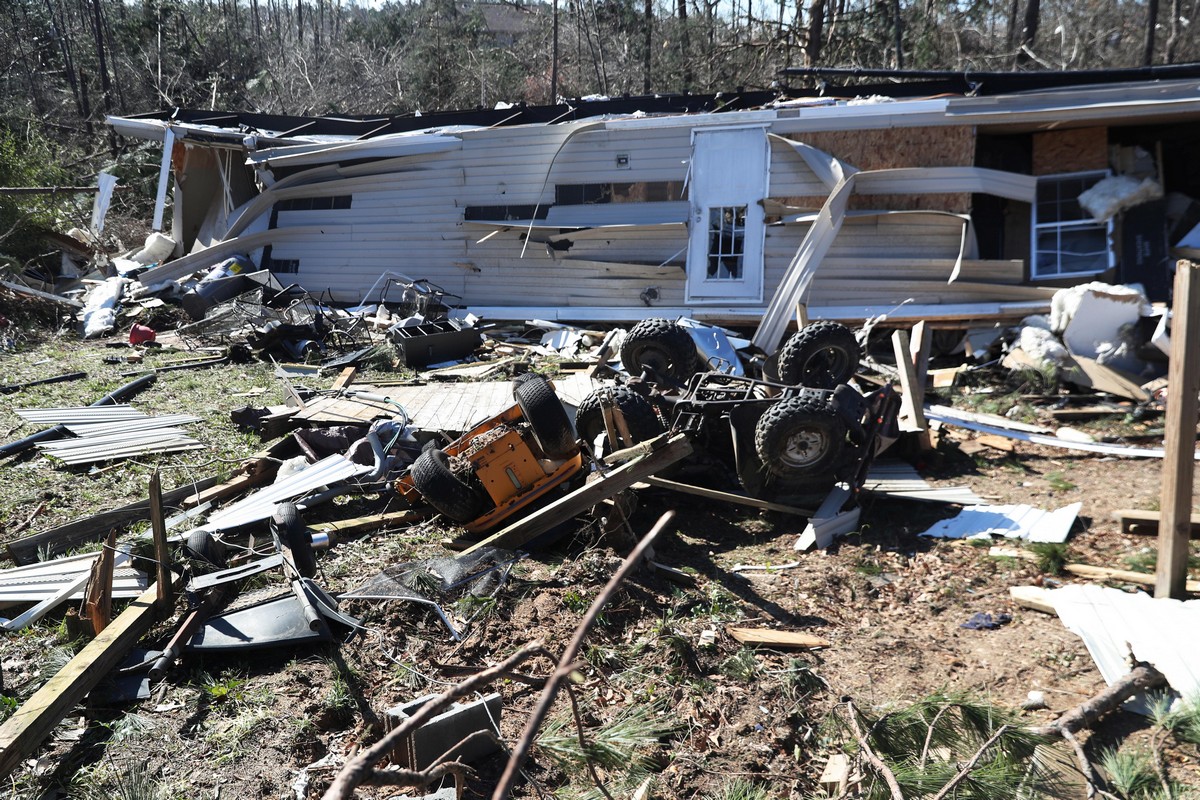 Последствия смертоносного торнадо в штате Алабама катастрофы