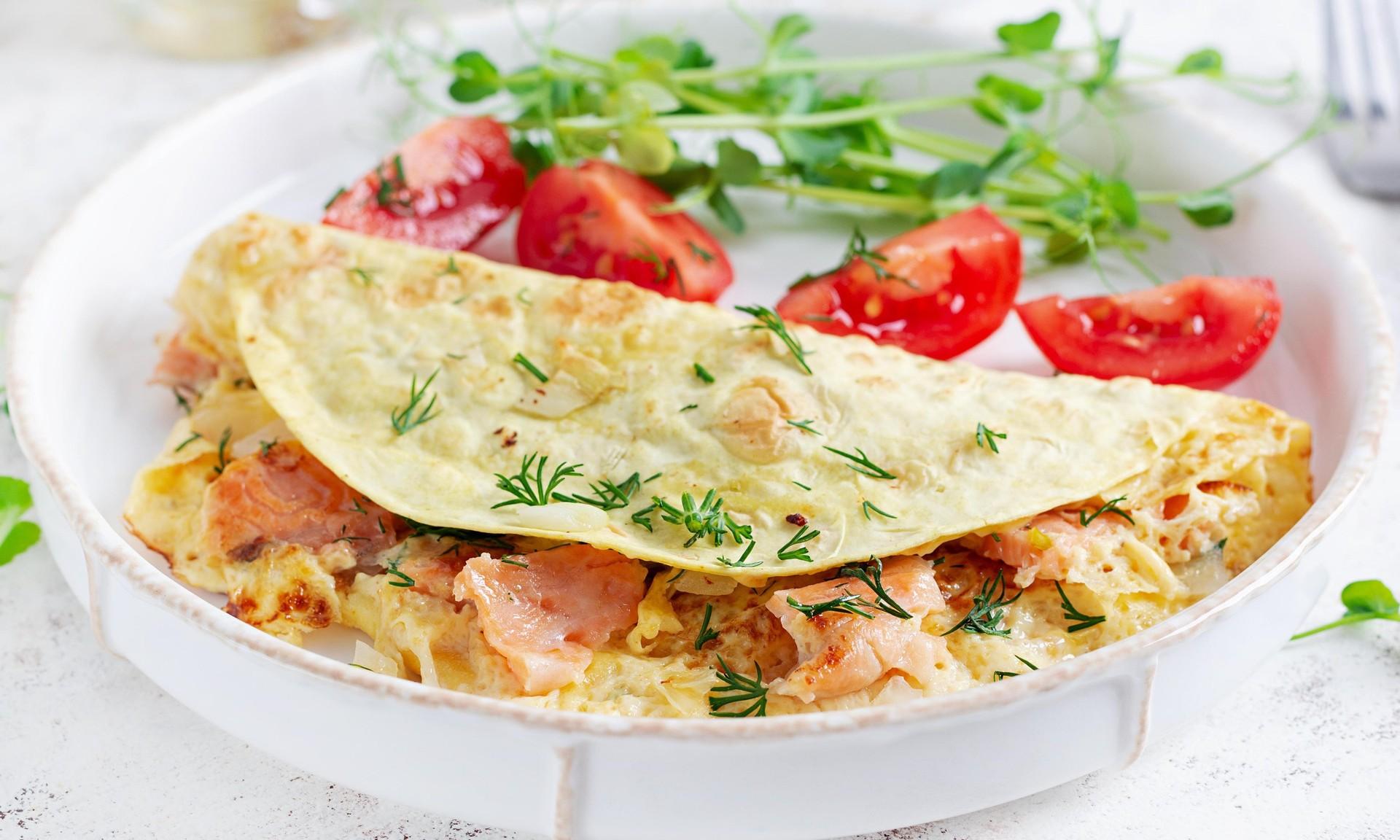 Омлет в лаваше на сковороде: самый простой и сытный завтрак