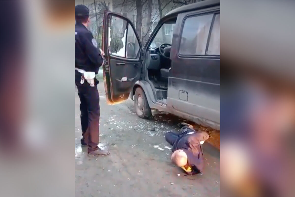 Под Екатеринбургом мужчина остановил пьяного водителя, бросившись на машину