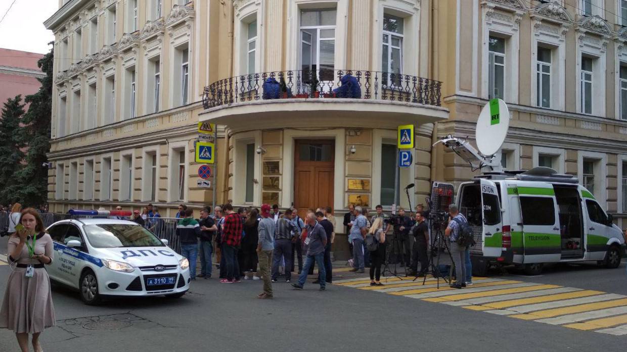 Киев ответ. Посольство Украины в Москве. Здания посольства Испании. Охрана здания посольства. Украинское посольство в Москве сейчас.