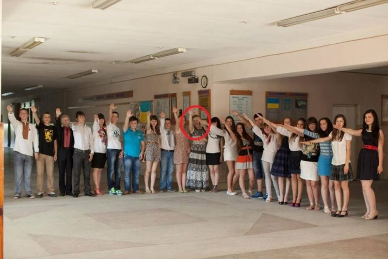 Как работают добросовестные идеологи Украины: львовский депутат поздравила с днем рождения Гитлера и «зиганула» со школьниками