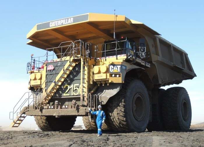 Caterpillar 797 снабжен двумя дизельными двигателями V12/ Фото: blog.iseekplant.com.au