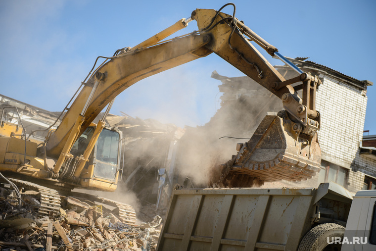 Екатеринбурженка упала на колени перед выселявшими ее чиновниками.
