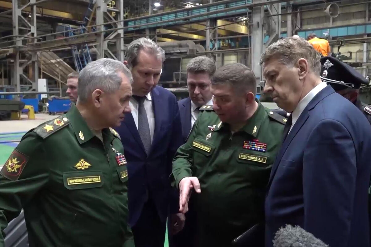 Шойгу проверил работу завода по выпуску танков и ТОС в Омской области