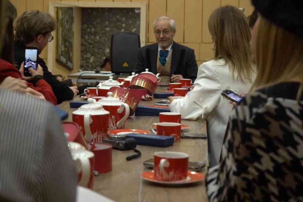 Худрук Театра Сатиры раскрыл блогерам особенности мюзикла «Свадьба Кречинского»