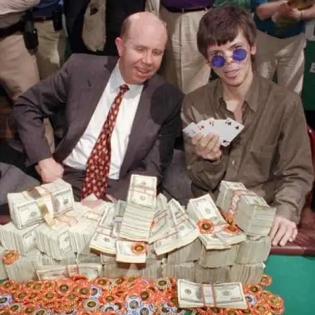  В семидесятые годы в роскошном казино «Ривьера» , расположенном в Лас-Вегасе, шел финальный матч по карточной игре «Джин Рамми» , одним из двух оставшихся игроков был известный профессионал  по имени-3
