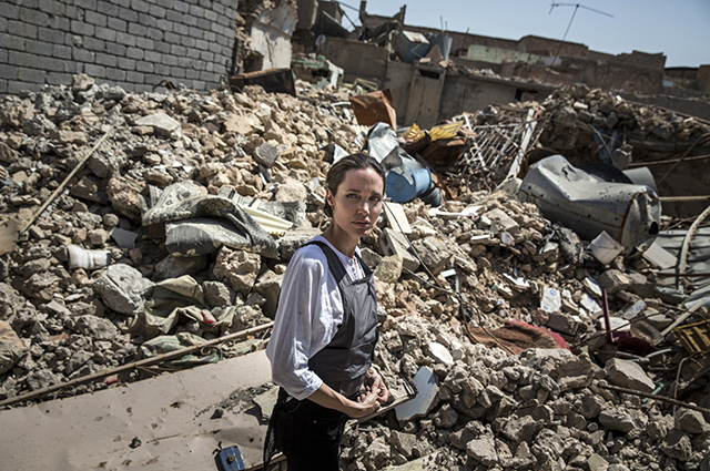 Анджелина Джоли заявила о готовности помочь украинским беженцам: 
