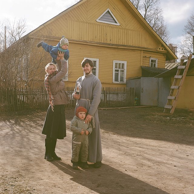 Оля, отец Илья, Ваня и Алексей в роли самолета Изборск, варвара лозенко, русская деревня, фотография