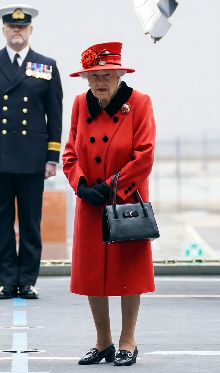 Елизавета II отдала дань уважения покойному мужу во время визита на авианосец Queen Elizabeth Елизавета II отдала дань уважения покойному мужу во время визита на авианосец Queen Elizabeth королева, Величество, корабля, время, появилась, принца, Елизавета, который, супруга, чтобы, Уинфри, авианосец, брошь, военного, Гарри, накануне, принцем, авианосца, интервью, которого