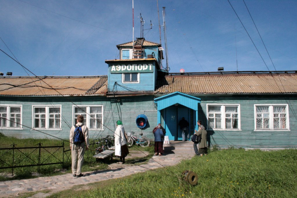 Аэродром в деревне. Аэропорт Соловки Золотица. Аэропорт Боговарово. Сельский аэропорт. Деревенские аэропорты России.