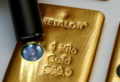 FILE PHOTO: The Sicpa Oasis validator system (bullion protect) is pictured on one kilogram bar of gold at Swiss refiner Metalor in Marin near Neuchatel, Switzerland July 5, 2019. REUTERS/Denis Balibouse/File Photo/File Photo