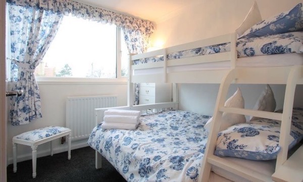 Однокомнатная квартира: детская зона в спальне родителей интерьер