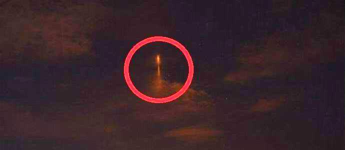 Над вечерним Оренбургом сфотографировали НЛО в виде сияющего столба