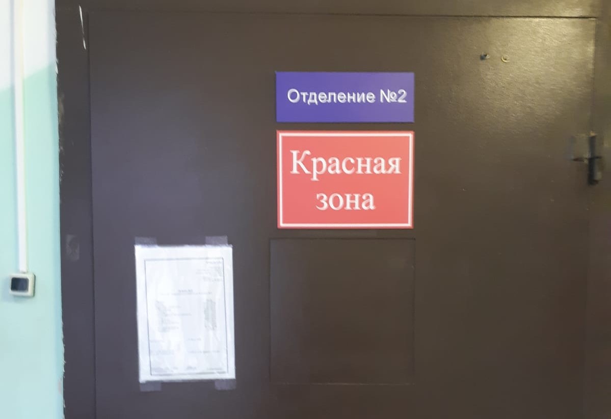 Больным жителям Выксы пришлось дожидаться приёма в ЦРБ, стоя в огромной очереди на улице