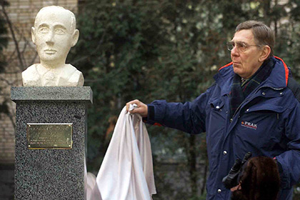 Монумент Раулю Валленбергу открывает его брат, Ян Валленберг