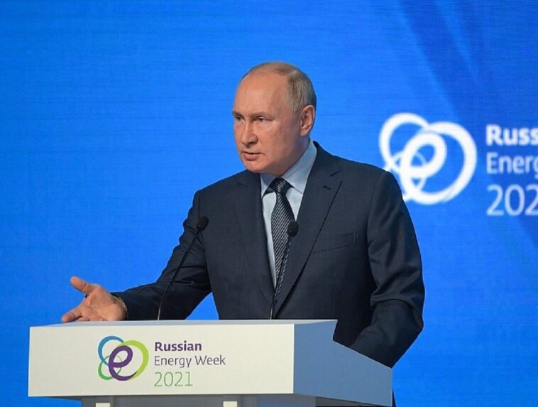«Далеко не все в тюрьме»: Путин высказался о демократии, пятом сроке и оппозиции в России (ВИДЕО)