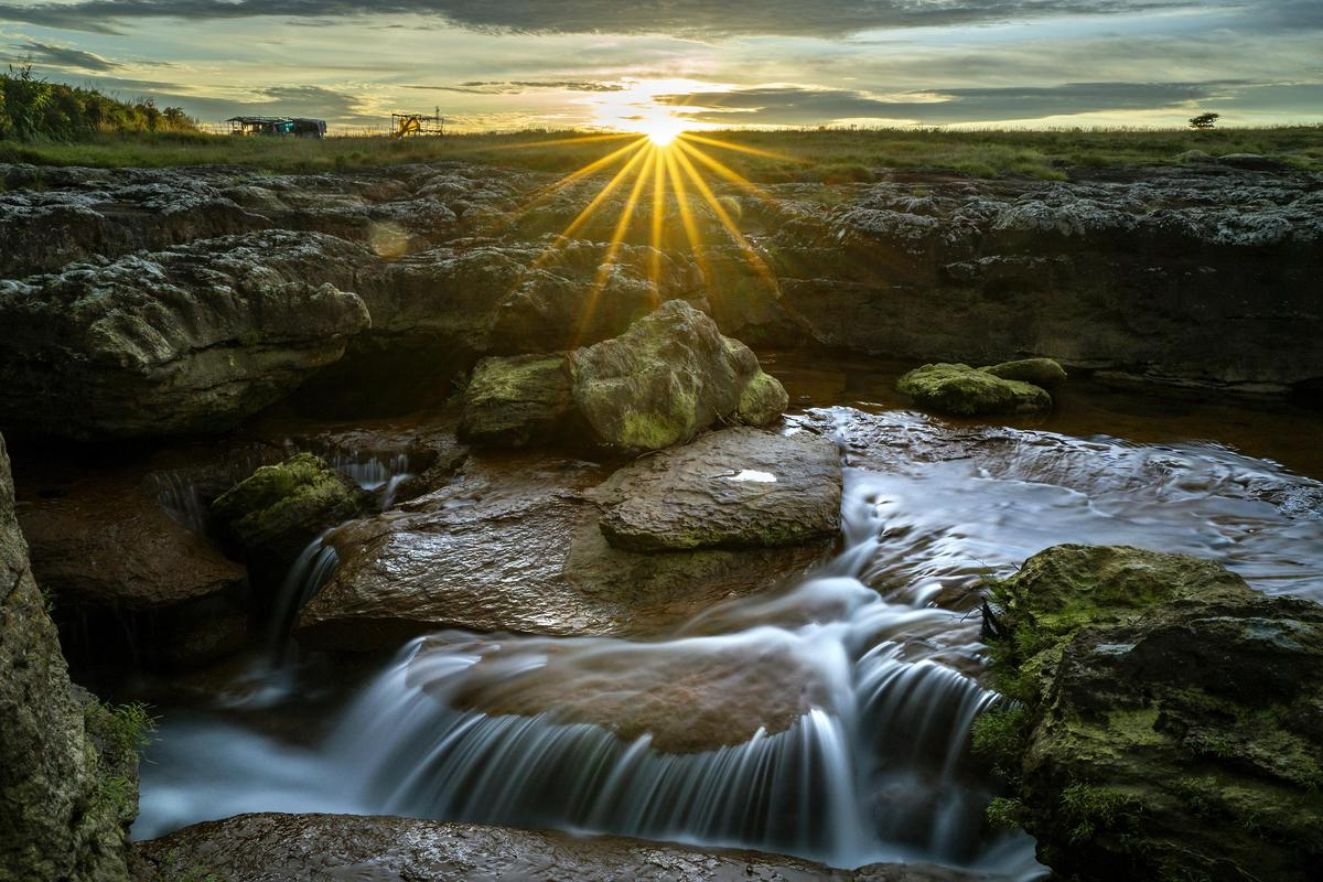 Ravikanth on Dec. 15, 2019, 4:06 p.m. by ILCE-7M3A stream of water during sunset